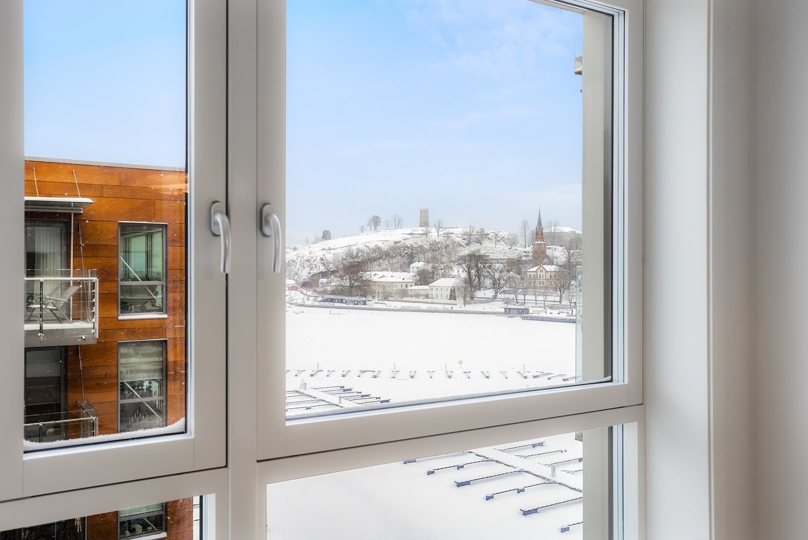 Fra stuen og soverommene får du en flott utsikt mot Tønsberg brygge og Slottsfjellet. Galleribilde