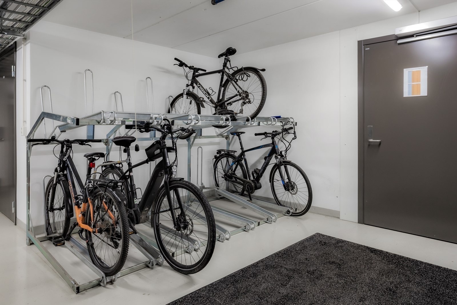 Sykkelparkering avsatt plass med mulighet for å låse sykkelen med egen lås. Galleribilde