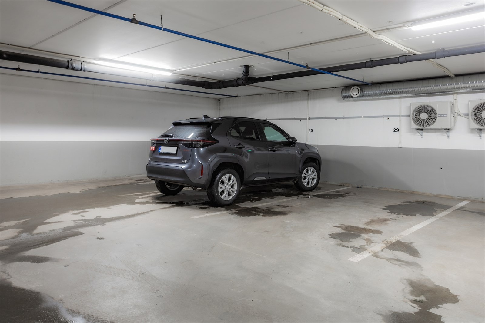 Parkering i parkeringshus. Galleribilde