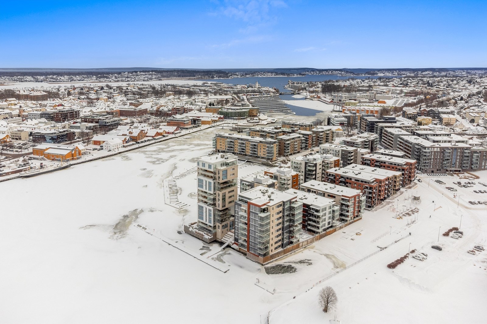 Kaldnes Brygge har en sentral beliggenhet i Tønsberg by i brygge-/sjømiljøet vis av vis "Brygga" i Tønsberg. Galleribilde