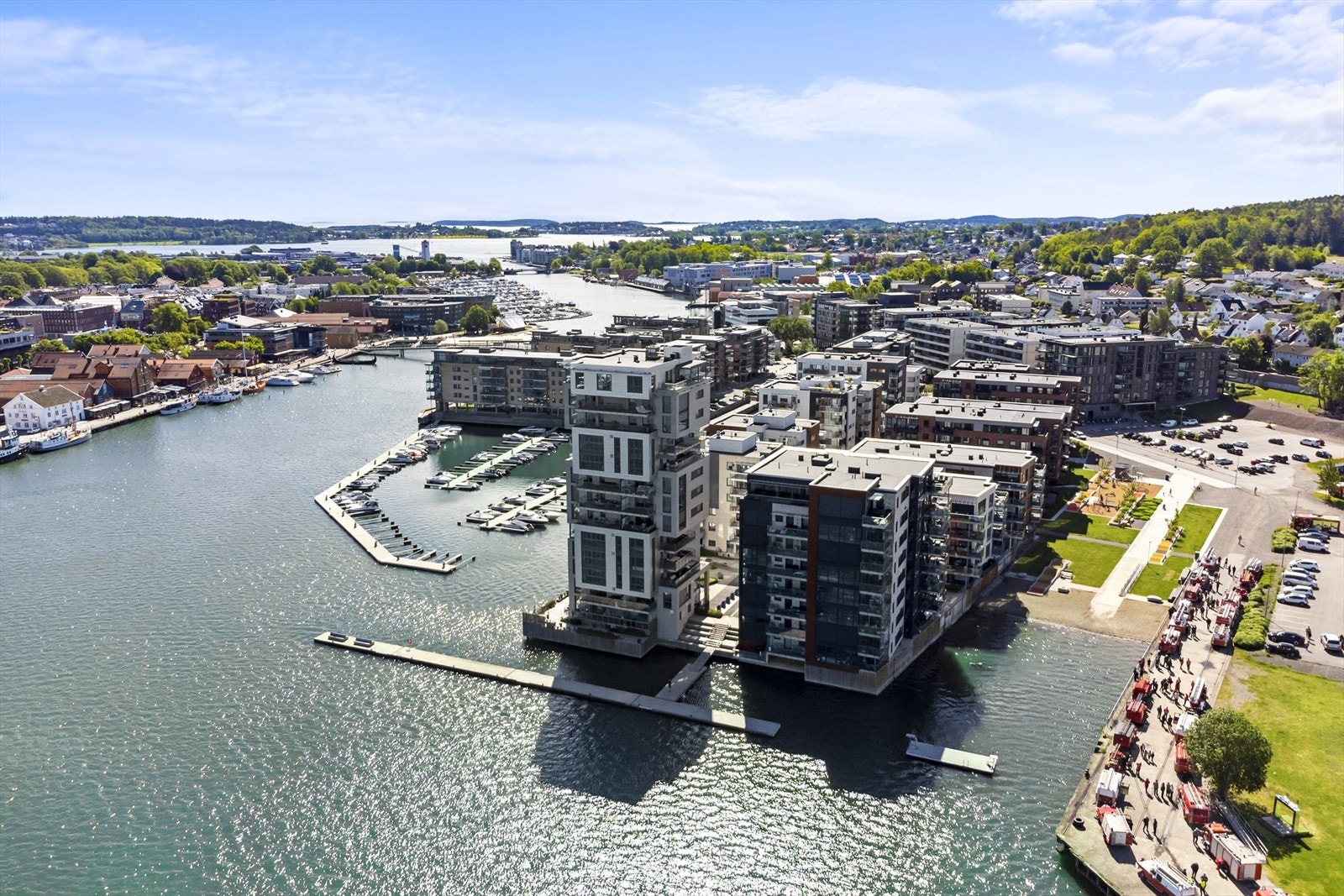 Området gir mulighet for offentlig kommunikasjon via buss og tog, hvorav nærmeste holdeplass er Kaldnes bussholdeplass og ligger ca. 3 minutter fra boligen. Galleribilde