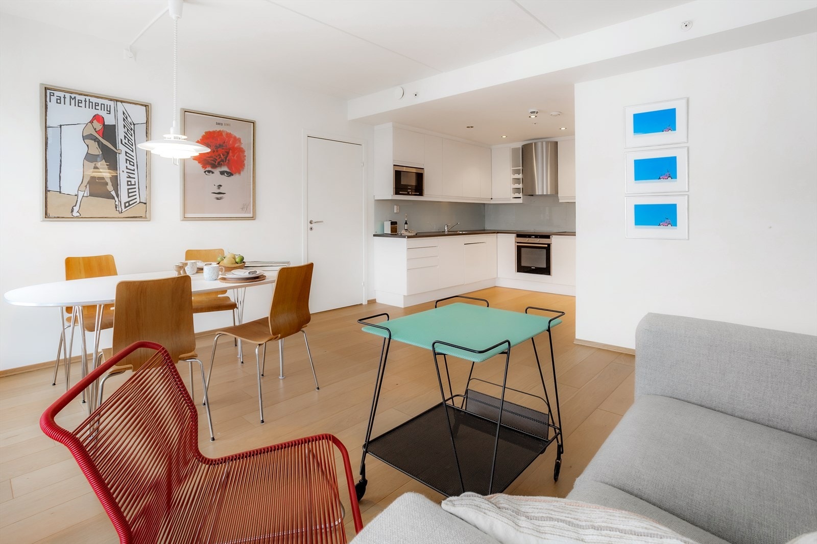 Rommet har gode møbleringsmuligheter med plass til både sofagruppe, spisebord og øvrig møblement, noe som gir fleksibilitet i innredningen. Galleribilde