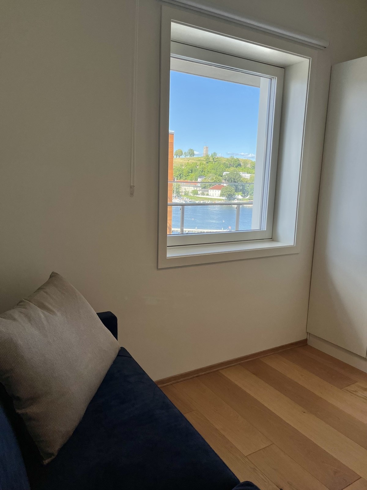 Soverom 2 med utsikt. Bilde tatt av selger. Galleribilde