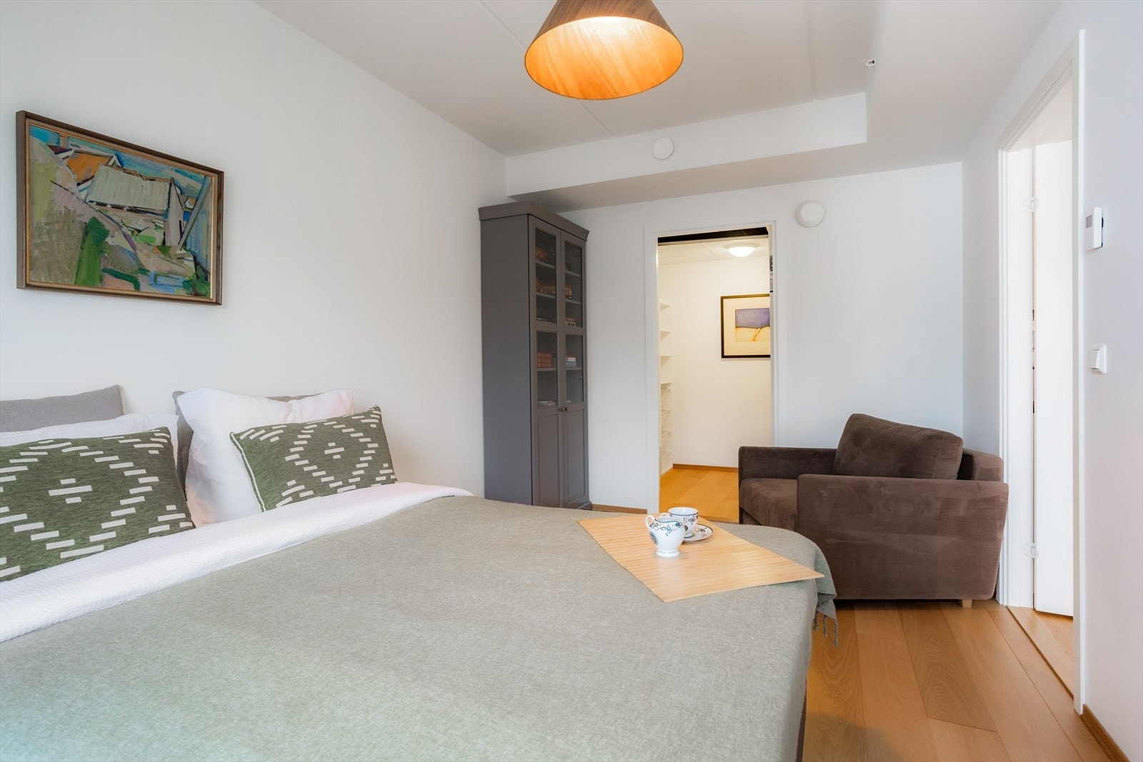 Hovedsoverommet har god plass til dobbeltseng og øvrig møblement. Galleribilde