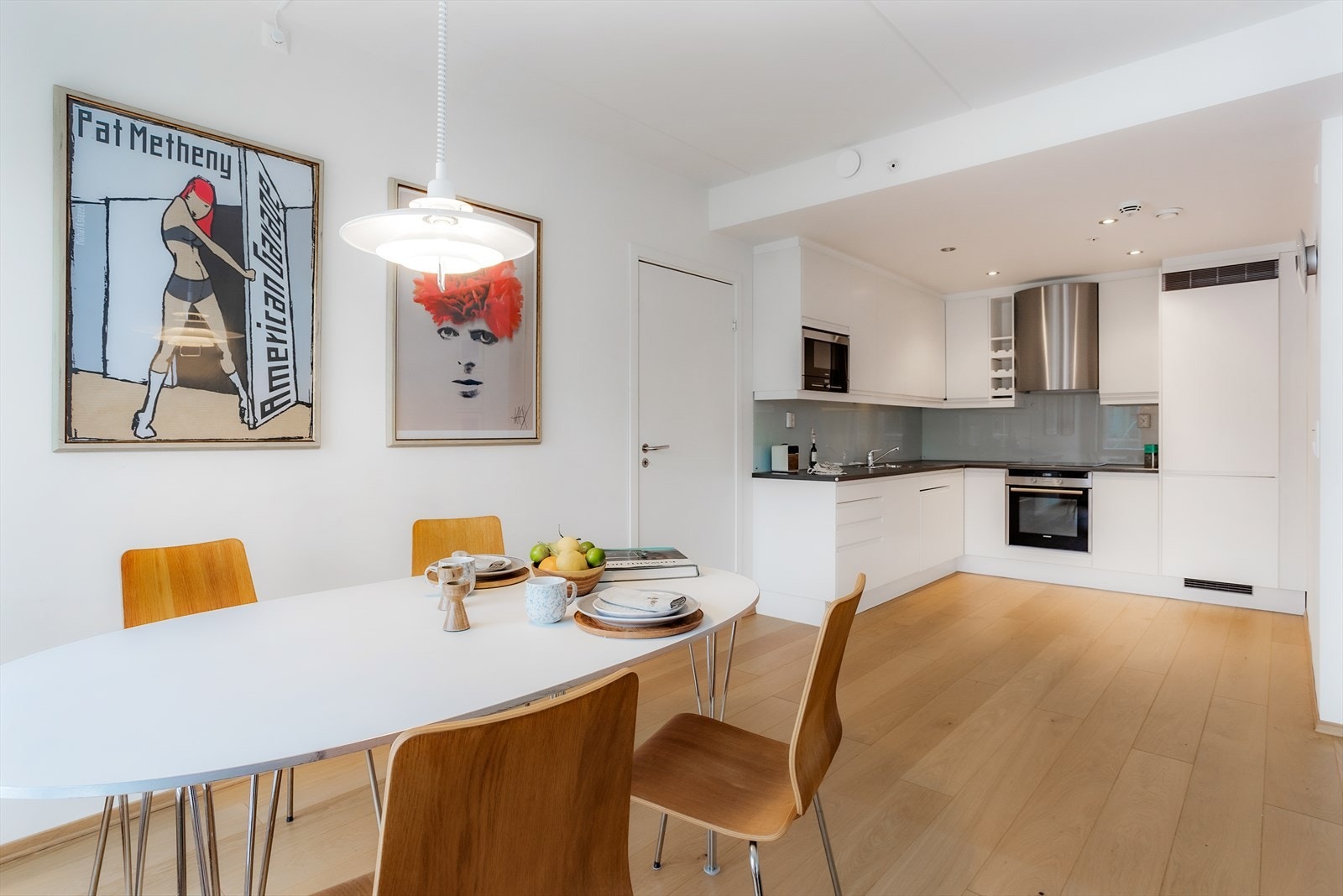 Kjøkkenet er utstyrt med glatte fronter og laminat benkeplater. Galleribilde