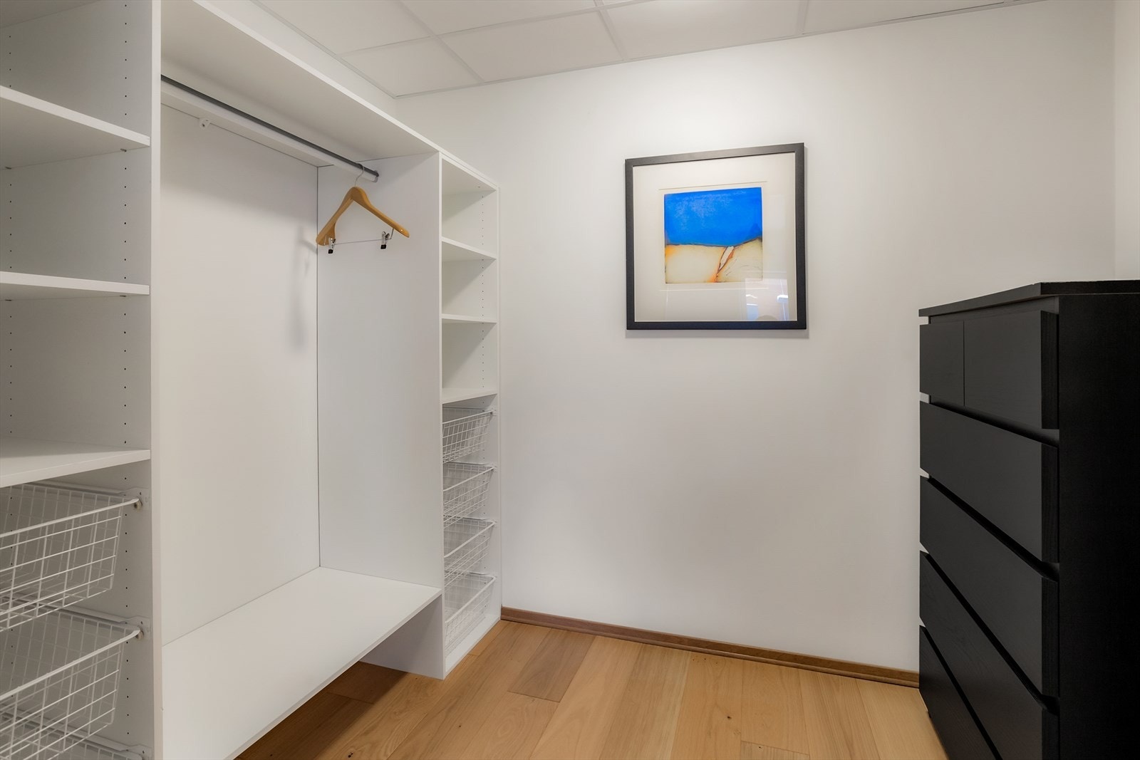 Hovedsoverommet har direkte tilgang til en praktisk walk-in/bod. Galleribilde