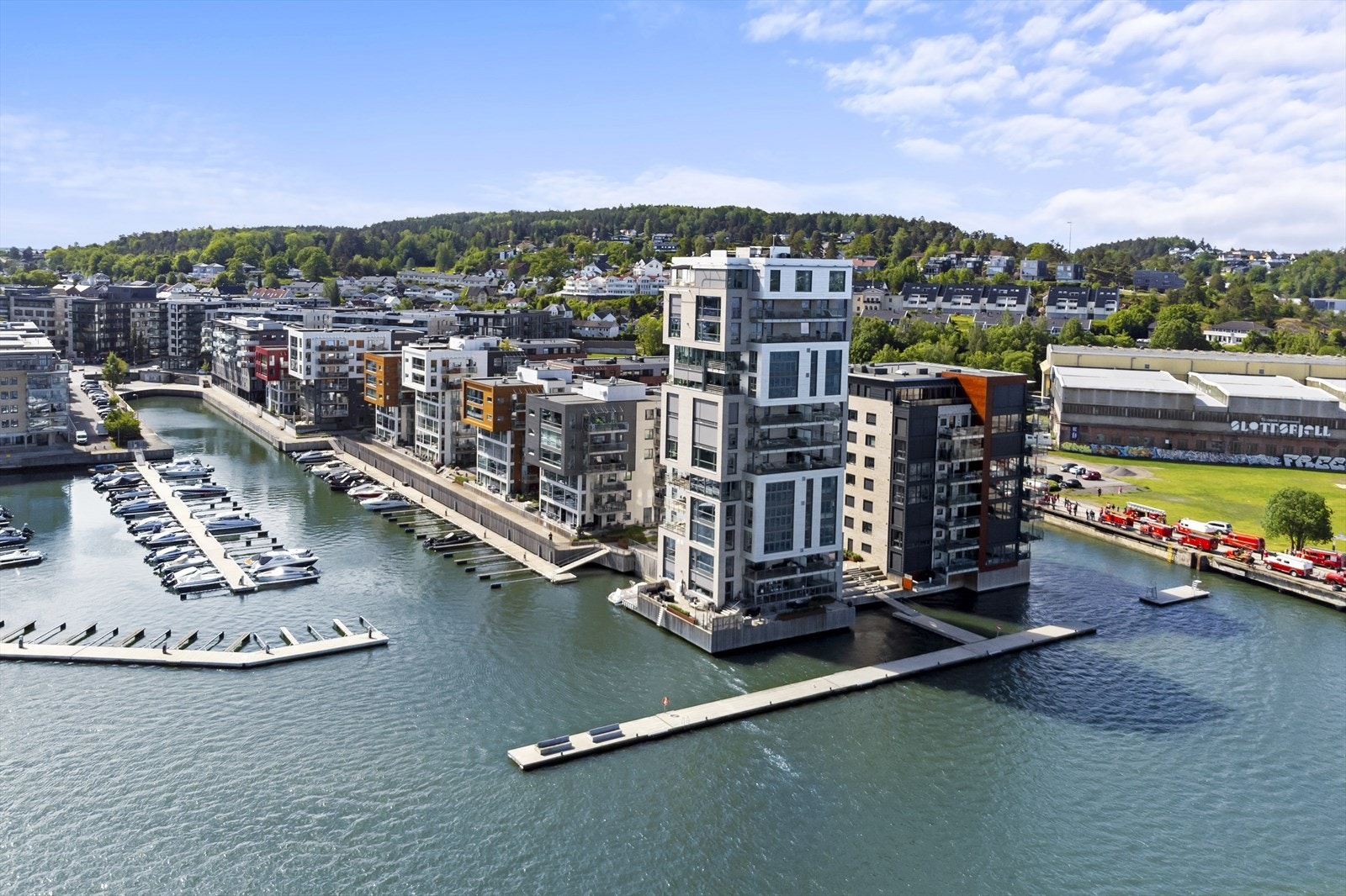 Dagligvarehandelen kan gjøres ved bl.a. Spar ved Kaldnes brygge eller ved Kiwi like over gangbroen som også har søndagsåpent. Galleribilde