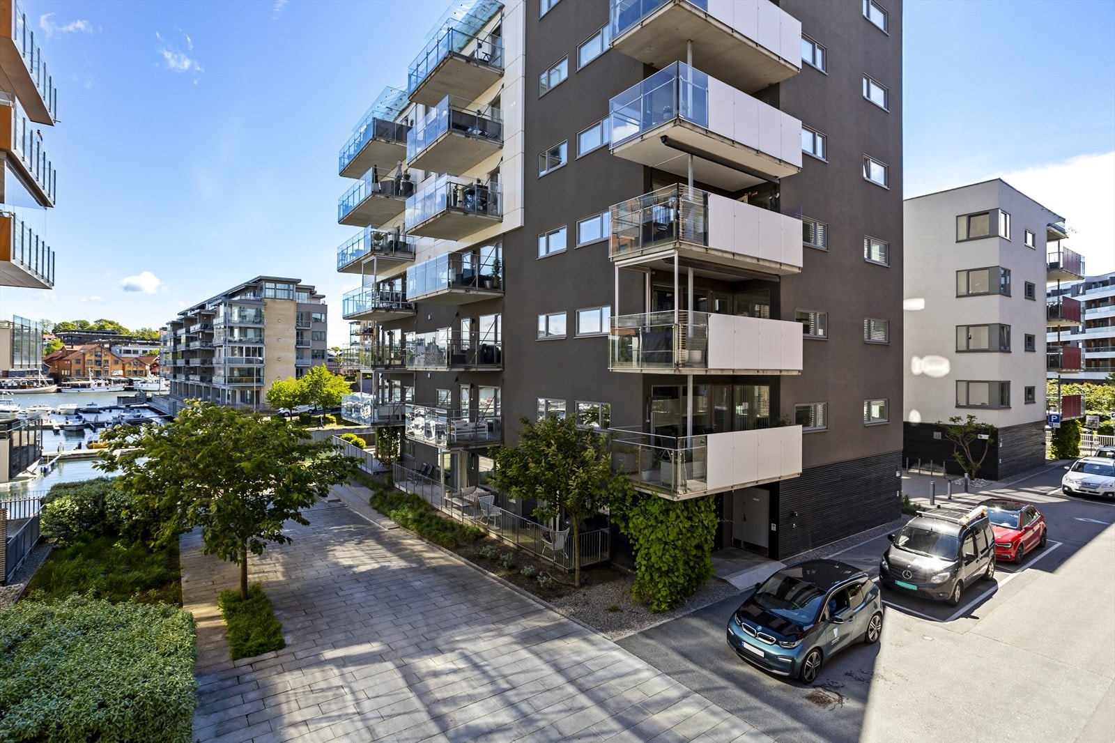 Området byr på et urbant bryggemiljø med spisesteder, dagligvarebutikk og kulturtilbud. Galleribilde