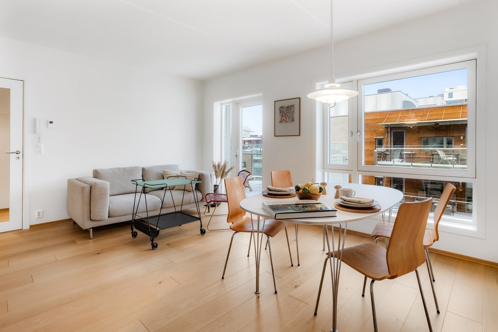 Leiligheten har en åpen stue- og kjøkkenløsning. Galleribilde