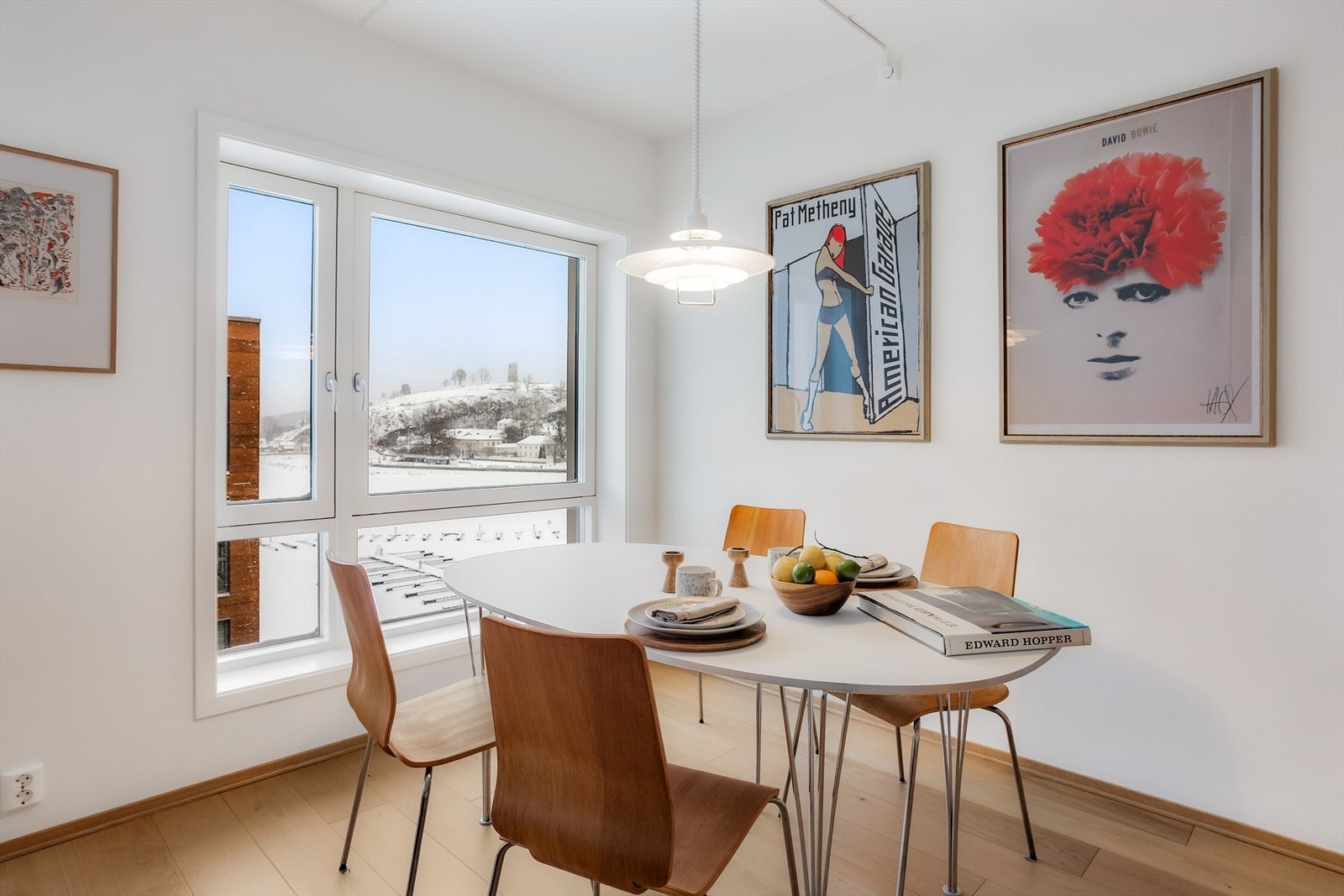 Store vindusflater slipper inn rikelig med naturlig lys og skaper en luftig atmosfære. Galleribilde