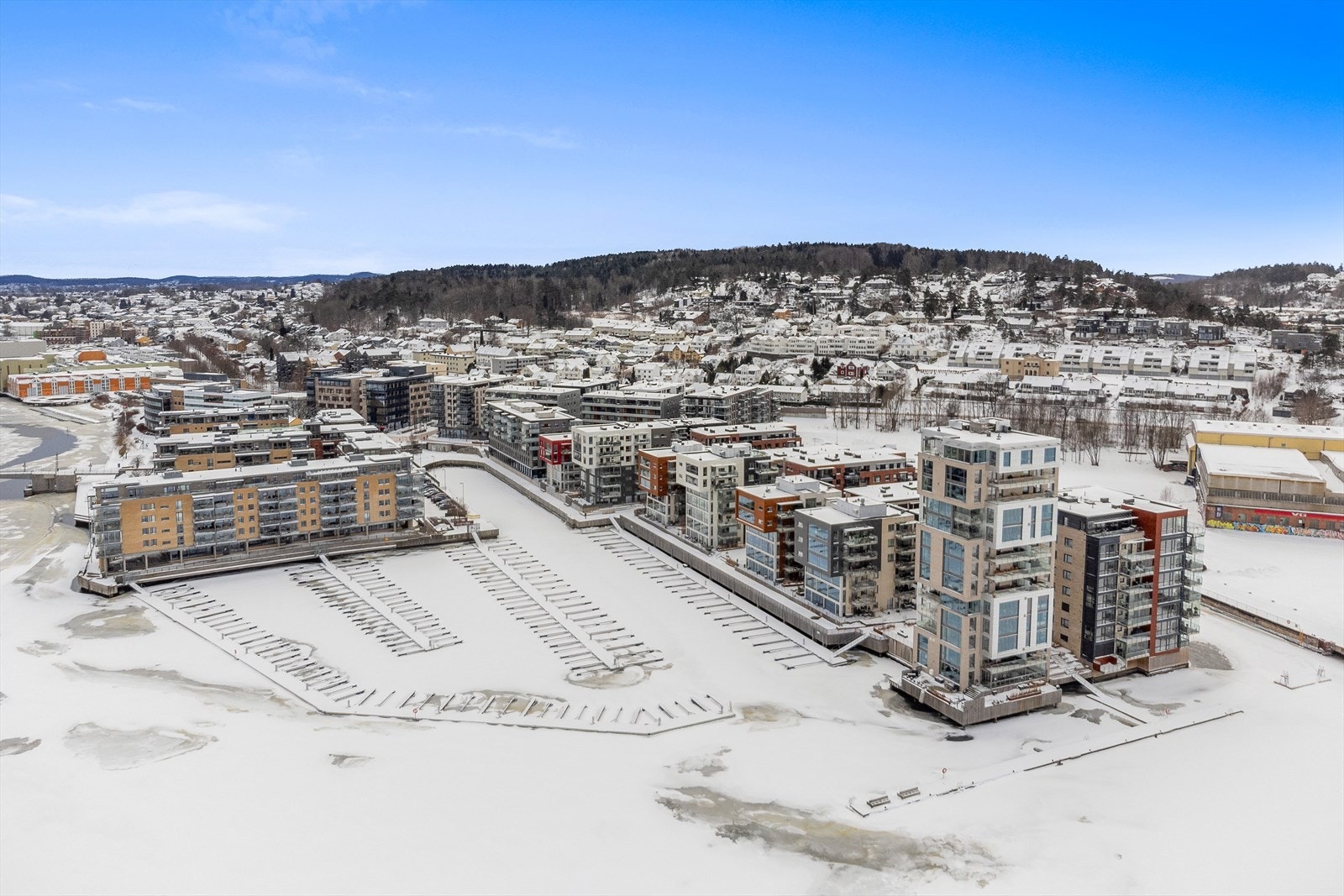 Kort vei til Teie torv, samt Teieskogen med flotte turområder, noe som gir god rekreasjon året rundt. Galleribilde