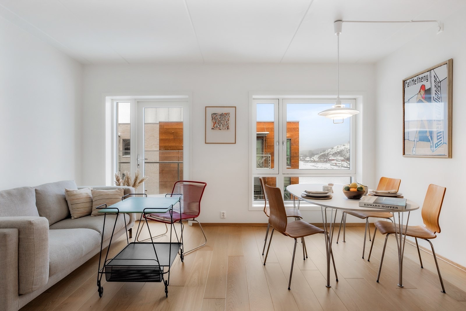 Stuen fremstår som lys og innbydende. Galleribilde