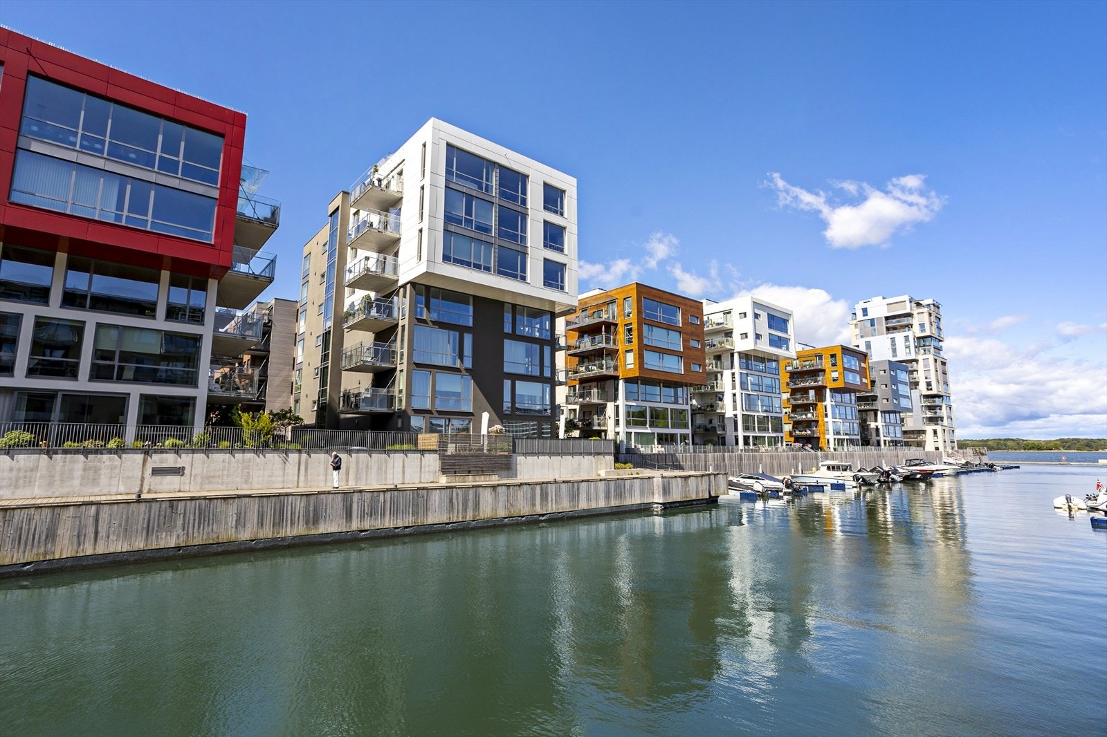 Ønsker du ytterligere servicetilbud har Tønsberg sentrum gode shoppingmuligheter, samt en rekke kafeer og restauranter. Galleribilde