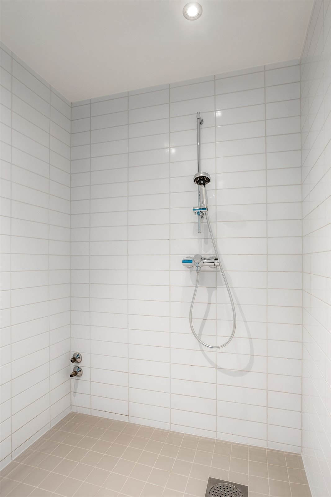 Avtrekk via balansert anlegg samt tilluftsspalte under dør. Galleribilde