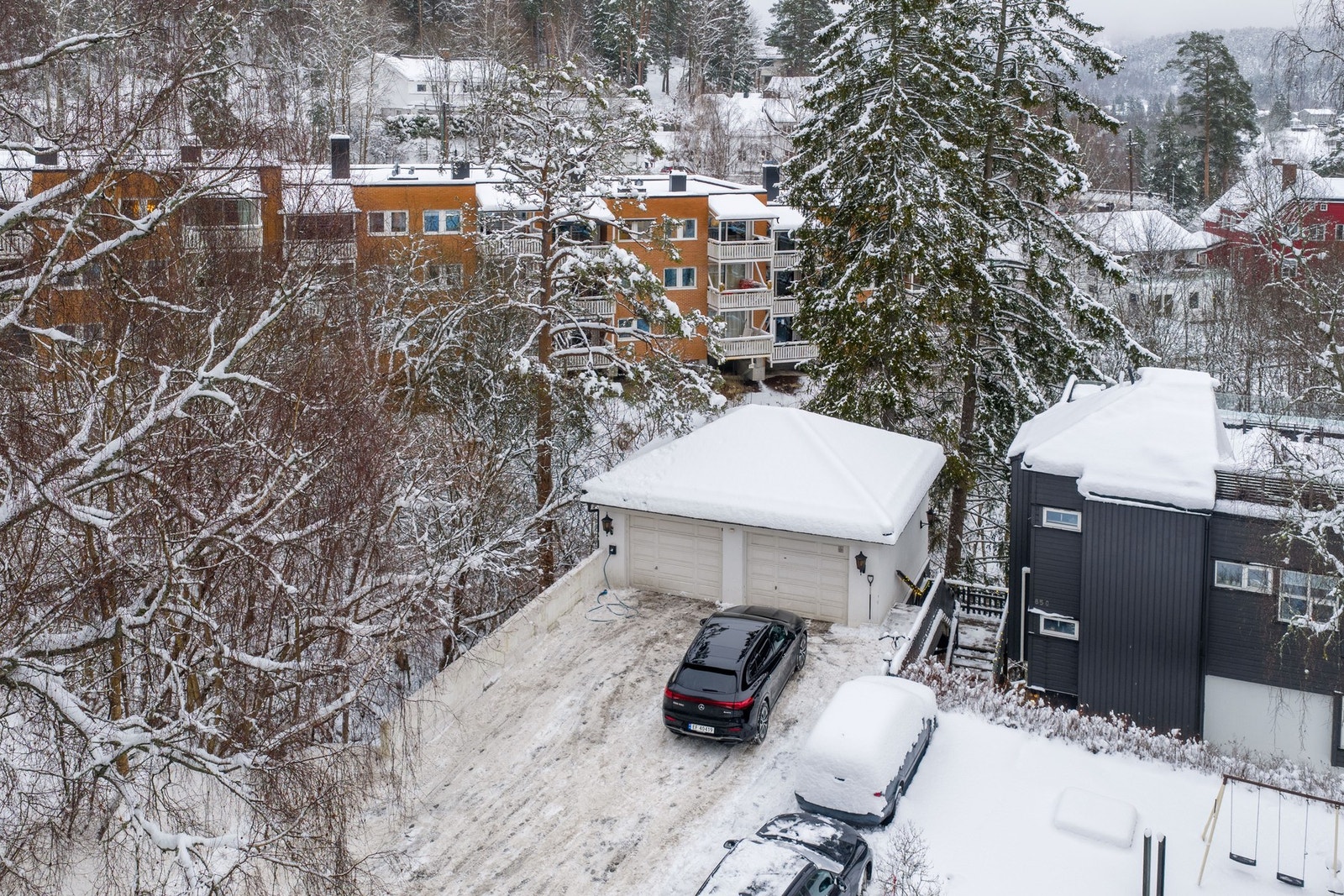 Parkering i 1/2-garasje og på biloppstilling foran garasje. Galleribilde