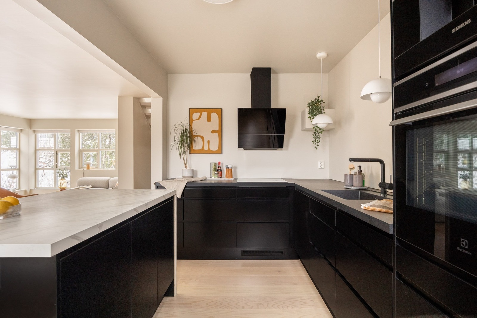 Lekker kjøkkeninnredning fra Epoq med en fin kombinasjon av skap- og benkeplass, for både oppbevaring og matlaging. Galleribilde