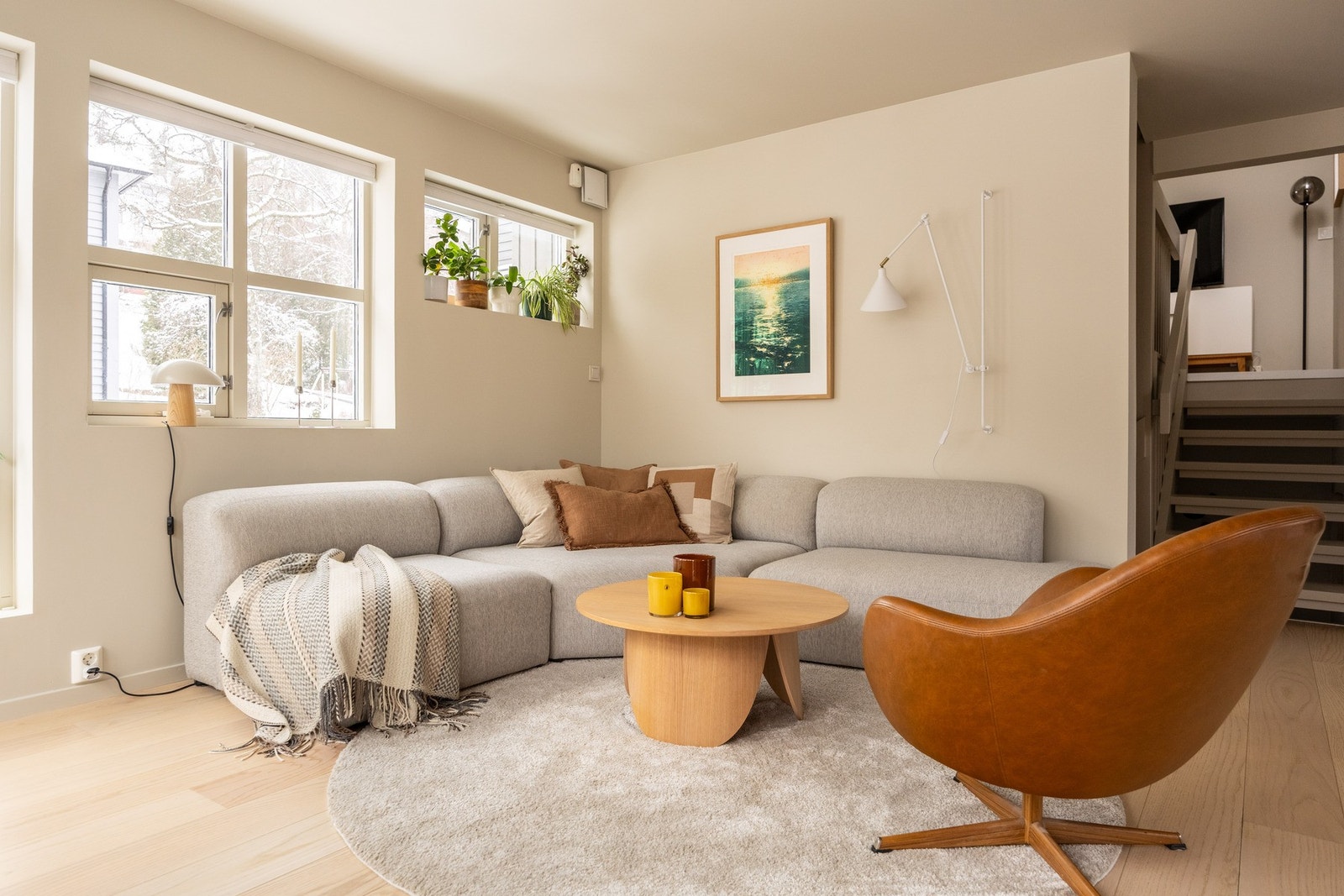 God plass til stor sofa, stoler, bord og tilhørende mediemøblement. Galleribilde