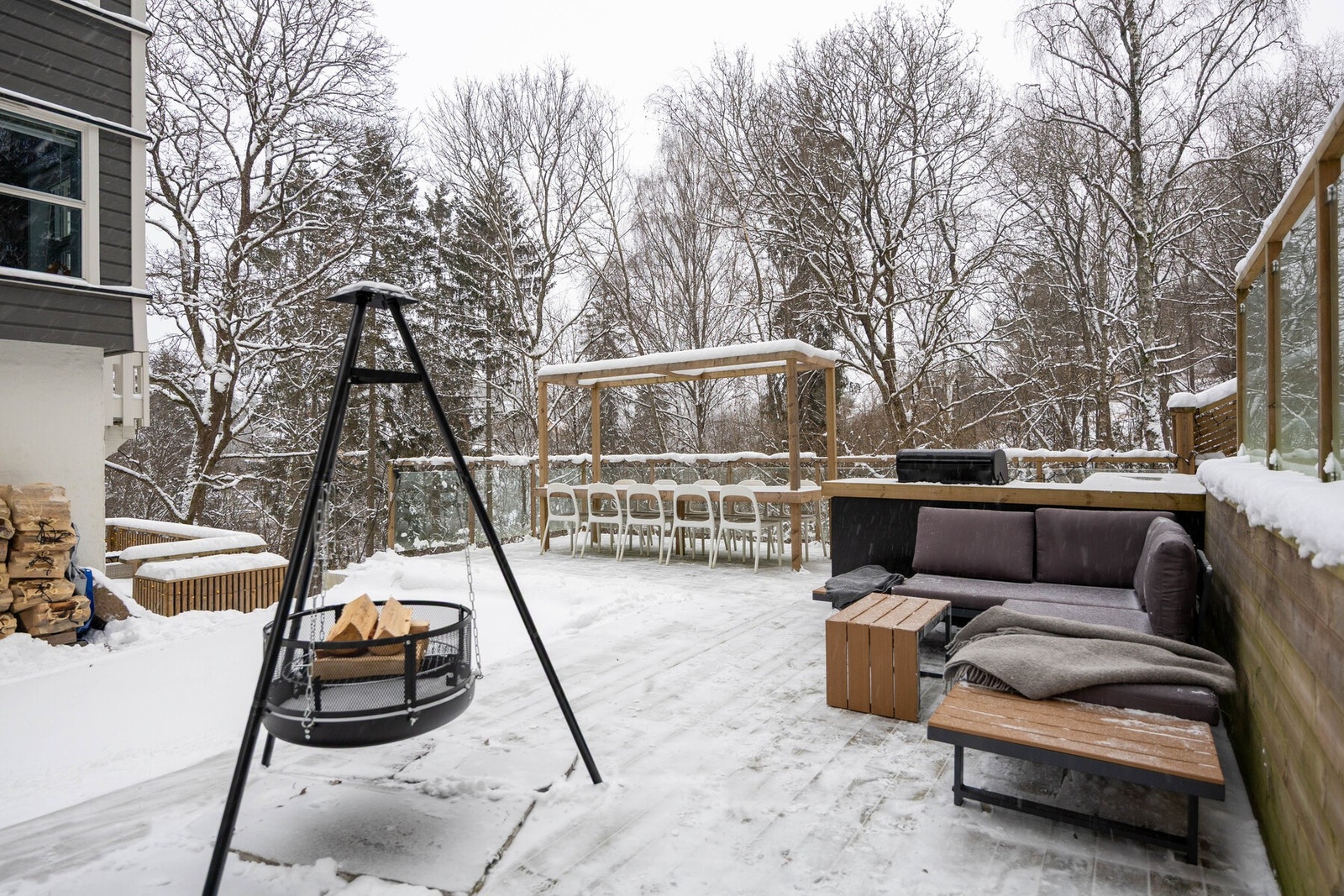 Beliggenheten er skjermet i rolige omgivelser omgitt av frodig skog, en perfekt kombinasjon av nærhet til naturen samtidig som det er kort vei til byfasiliteter. Galleribilde