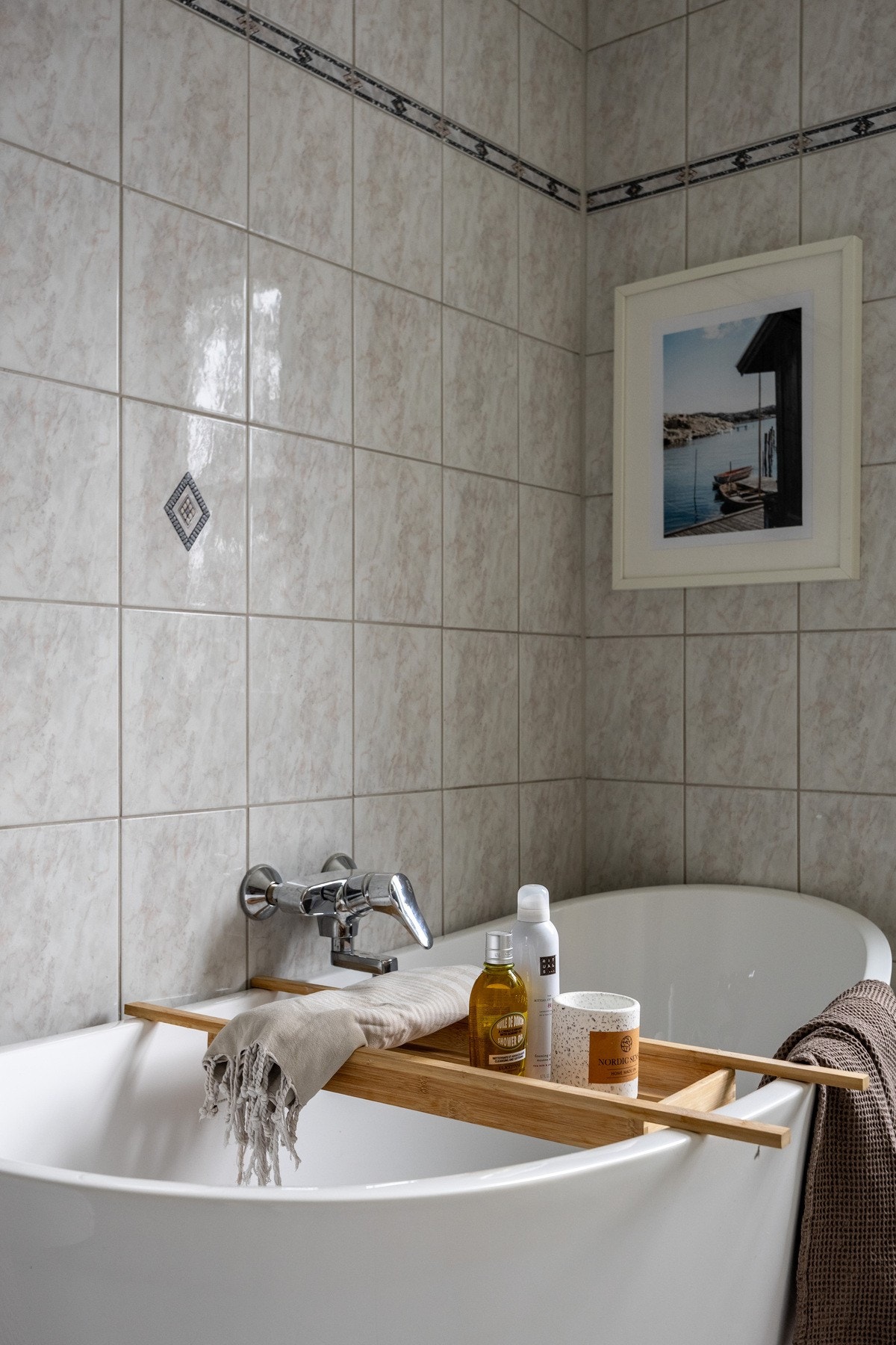 Badet er innredet med både badekar og dusj. Galleribilde