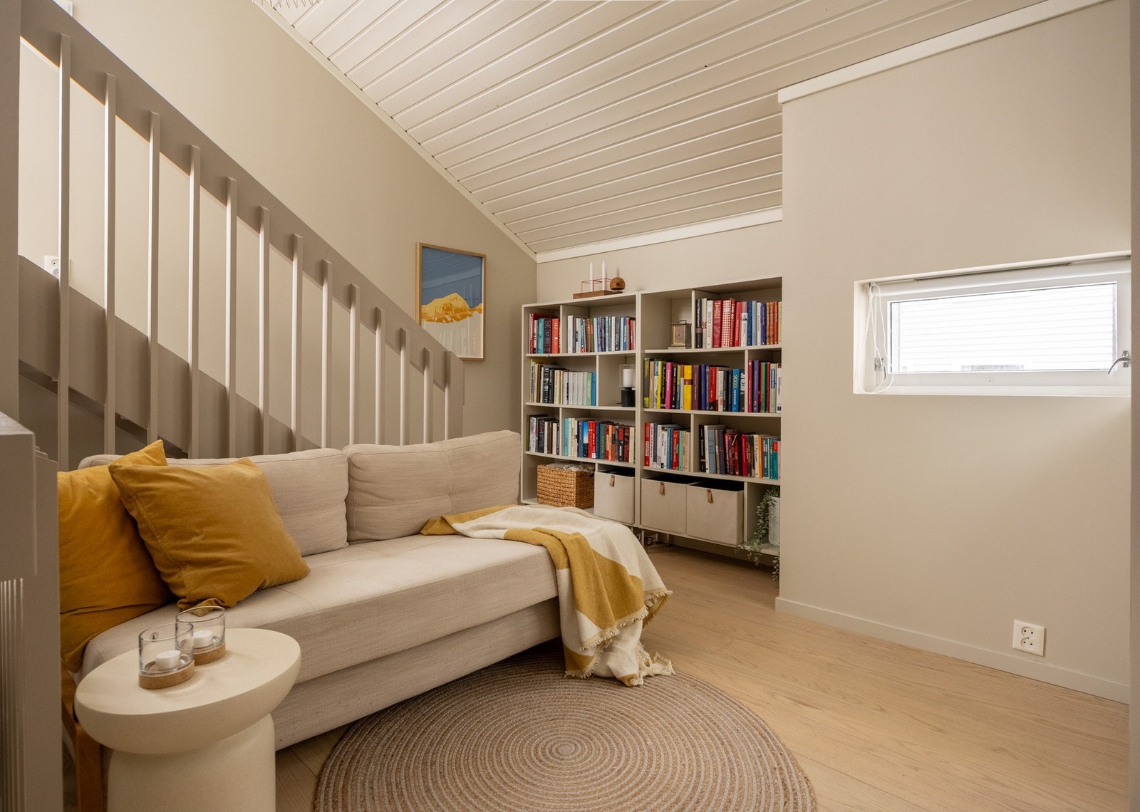 En egen TV-stue gjør at hverdagen blir mindre orientert rundt skjermen, og det er deilig å kunne separere hjemmekontoret fra resten av fritiden. Galleribilde