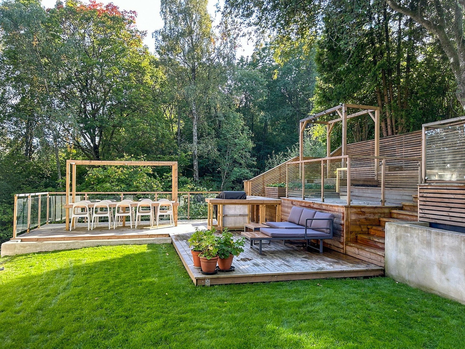 Boligen har fantastiske uteplasser og skjermet beliggenhet. Galleribilde