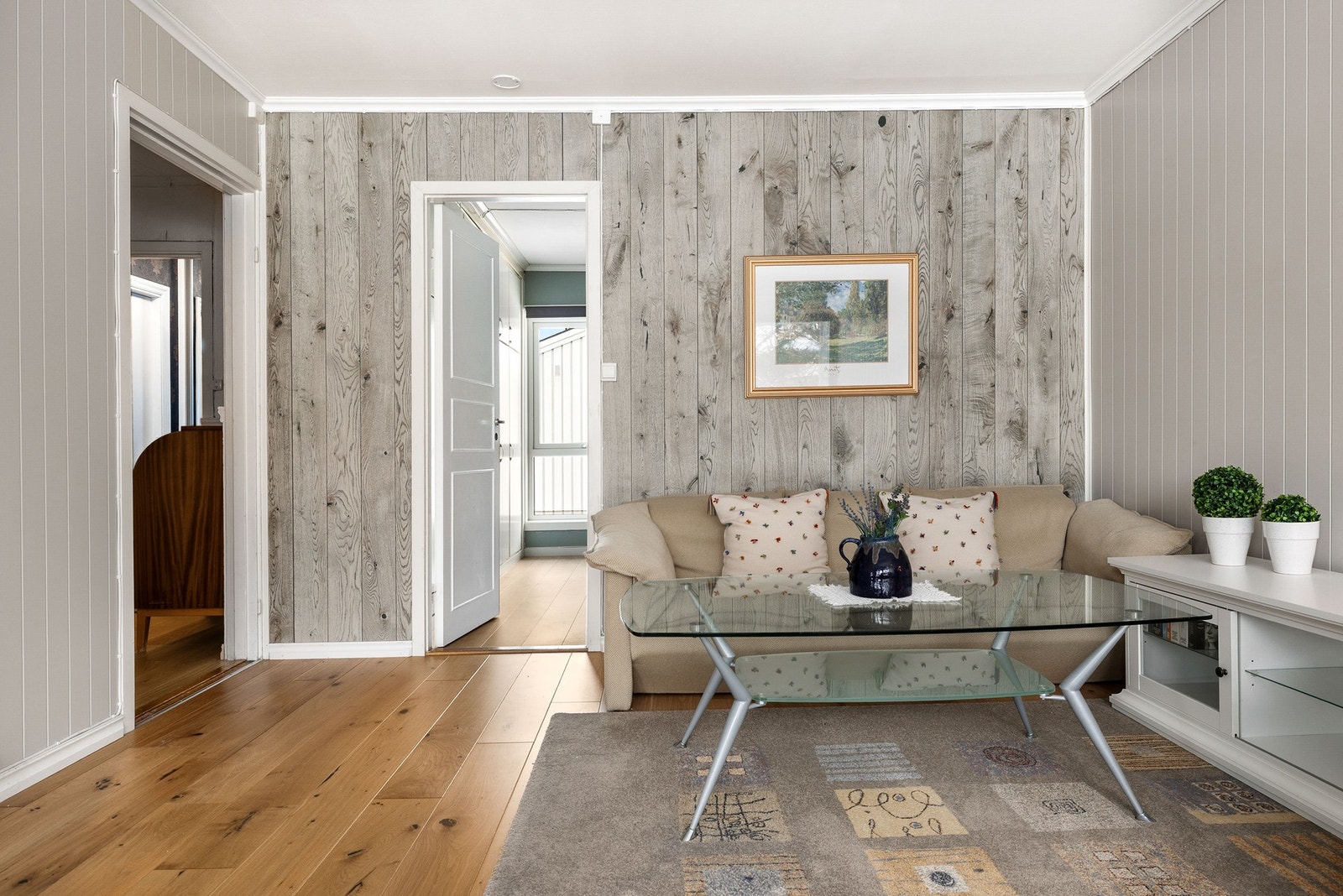 Lys og luftig stue med god romfølelse og nøytrale overflater. Galleribilde