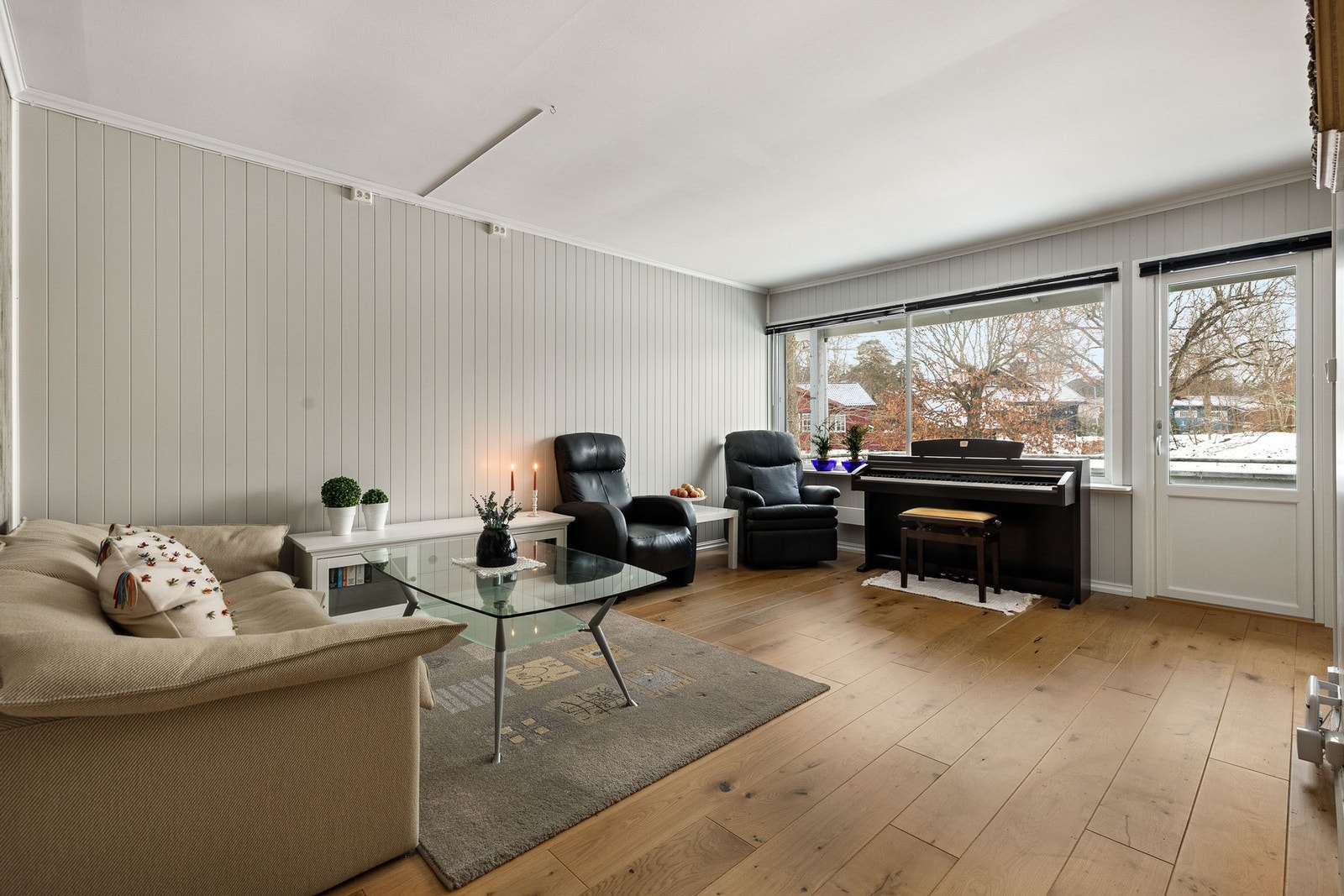 Stuen har gode møbleringsmuligheter og utgang til balkong. Galleribilde