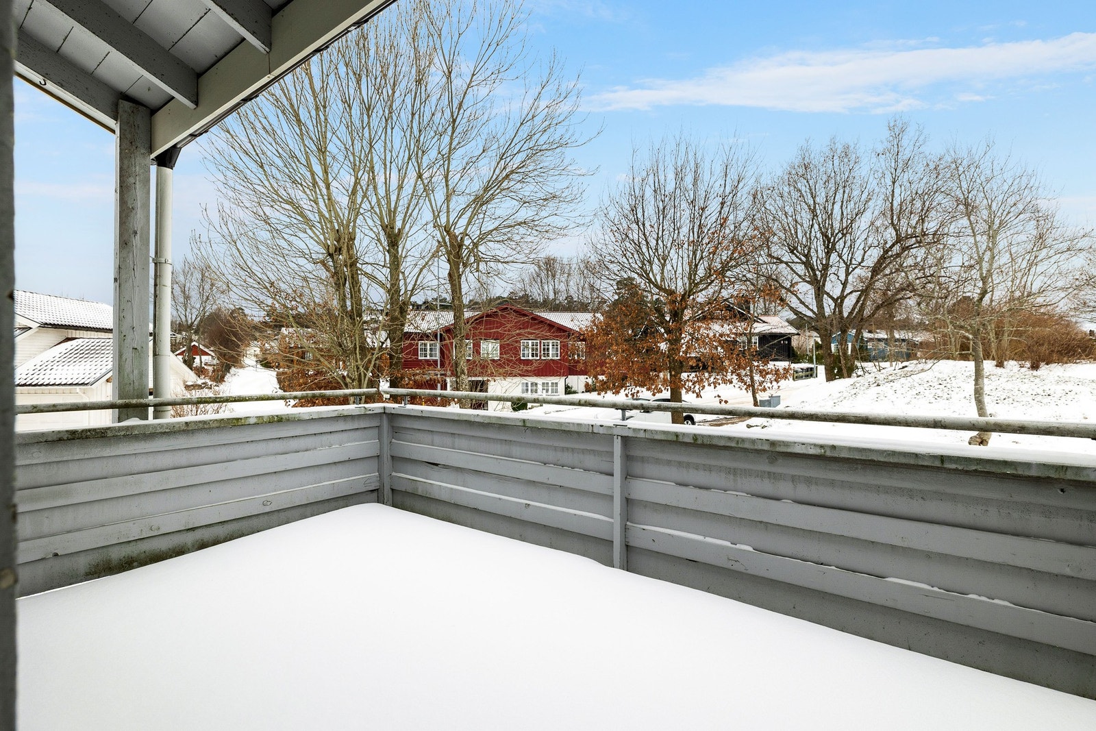 Balkong med plass til utemøbler og utsyn mot nærområdet. Galleribilde