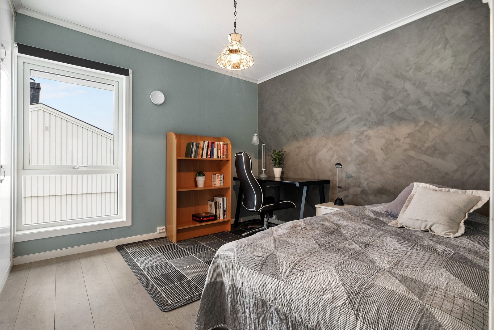 Hovedsoverommet har god plass til seng og arbeidsplass. Galleribilde