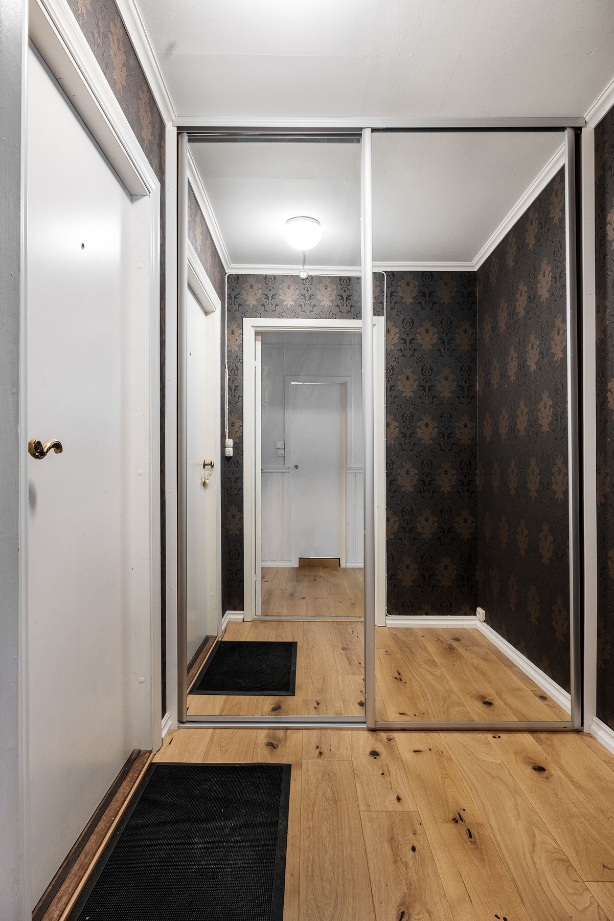 Innbydende inngangsparti med skyvedørsgarderobe og gode oppbevaringsmuligheter. Galleribilde