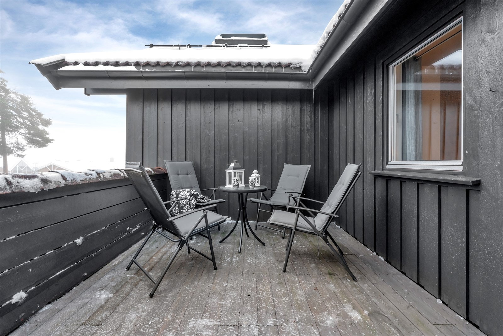 Fra stuen har du også tilgang til en hyggelig balkong, perfekt for å nyte solen på varme sommerdager. Galleribilde