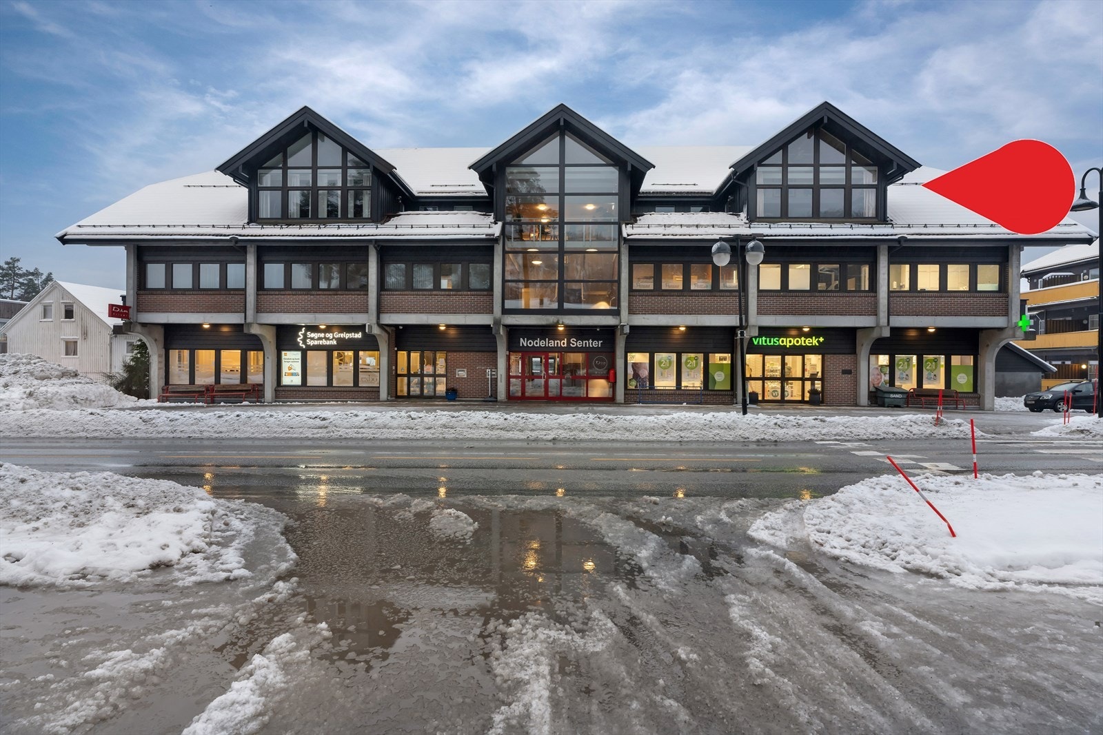 Denne lyse og trivelige 3-romsleiligheten ligger i toppetasjen av Nodeland Senter, noe som gir umiddelbar nærhet til alt du måtte trenge i hverdagen. Galleribilde