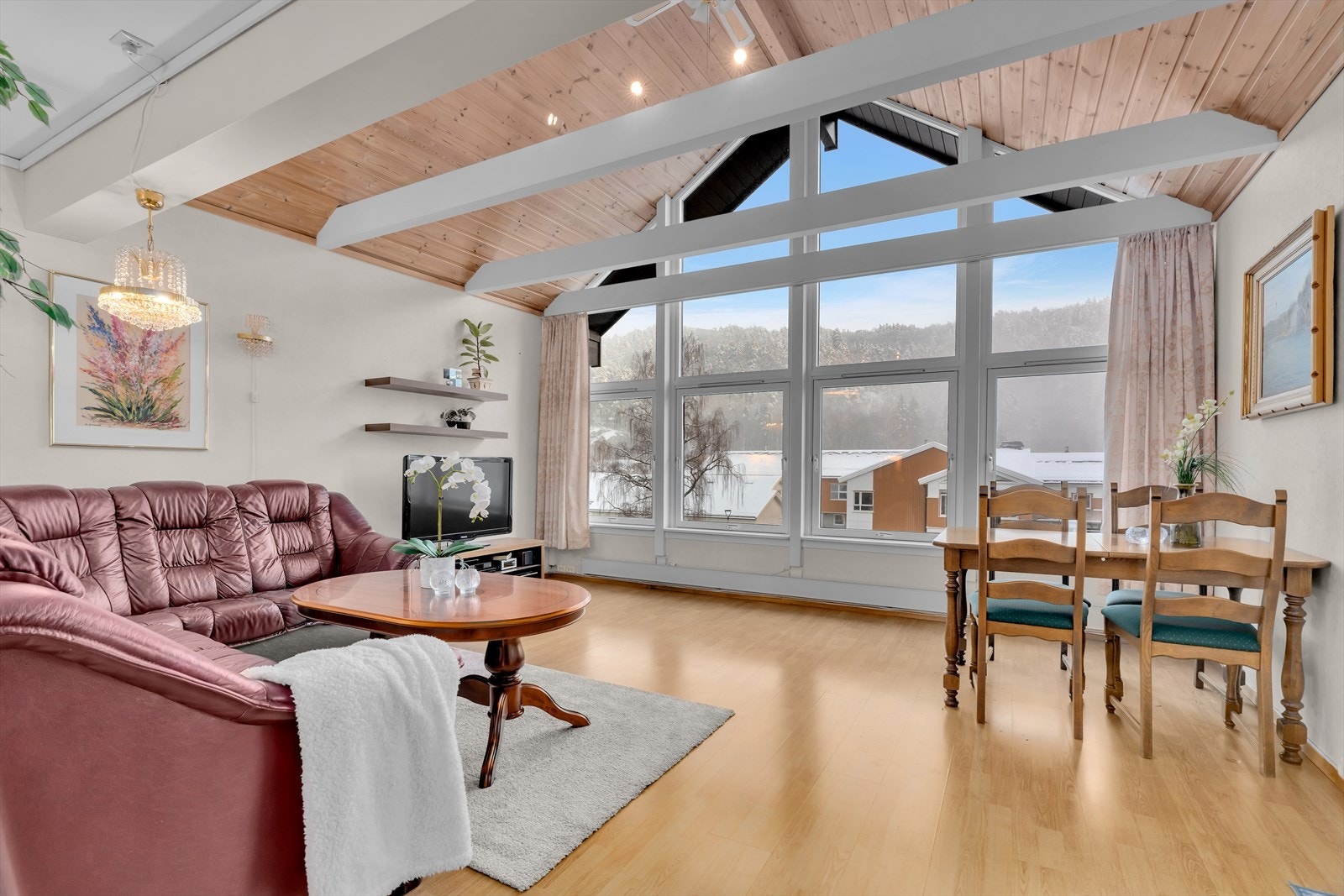 EiendomsMegler 1 v/ Silje Mehren har gleden av å presentere denne flotte toppleiligheten i Songdalsvegen 65! Fotograf: Thomas Heimdal. Galleribilde