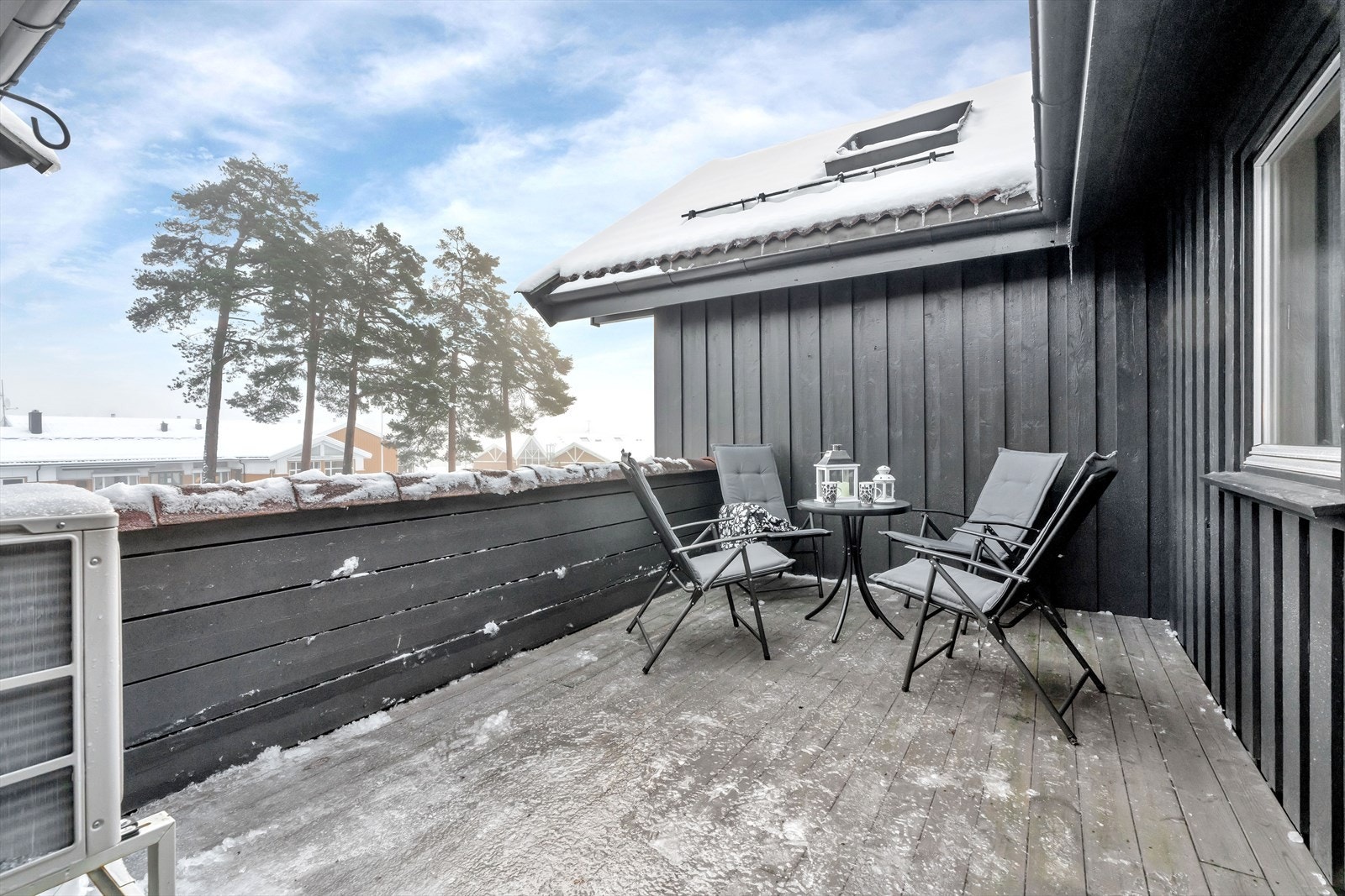 Dette er en eiendom som er godt vedlikeholdt og lett å trives i, med en attraktiv, sentral beliggenhet som gjør hverdagen enkel og effektiv. Galleribilde