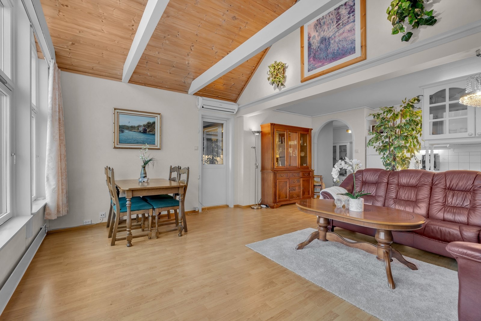 Her er det rikelig plass til både spisegruppe, sofakrok og personlig innredning som gjør rommet til ditt eget. I tillegg er stuen utstyrt med en varmepumpe, som sørger for en komfortabel varme på kalde dager. Galleribilde