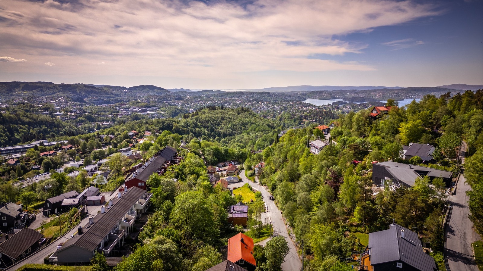 Fredelig beliggenhet, samtidig med gangavstand til det meste du trenger i hverdagen. Galleribilde