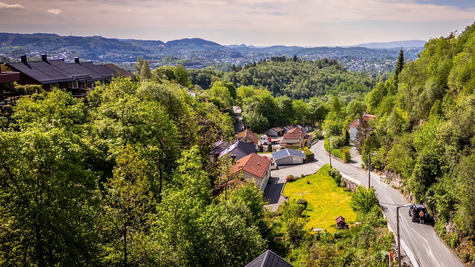 Gangavstand til skole (1-10 klasse), barnehage og til buss og butikk. Galleribilde