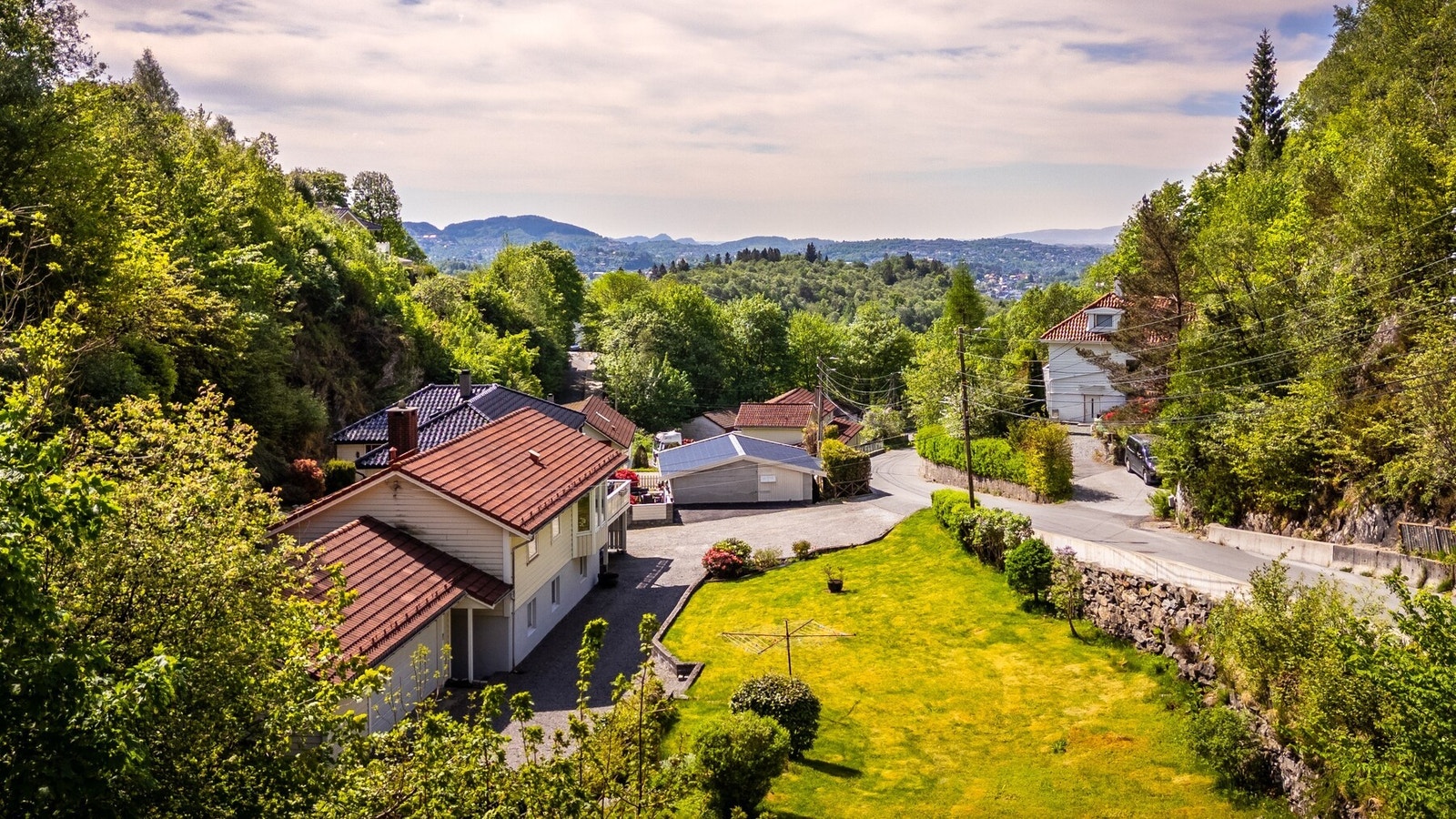 Sørvendt beliggenhet med utsikt nedover dalen. Galleribilde