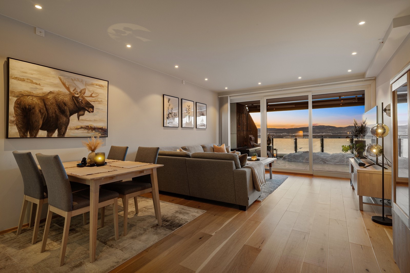 Leiligheten holder en gjennomgående god standard med delikate farge- og materialvalg. Galleribilde