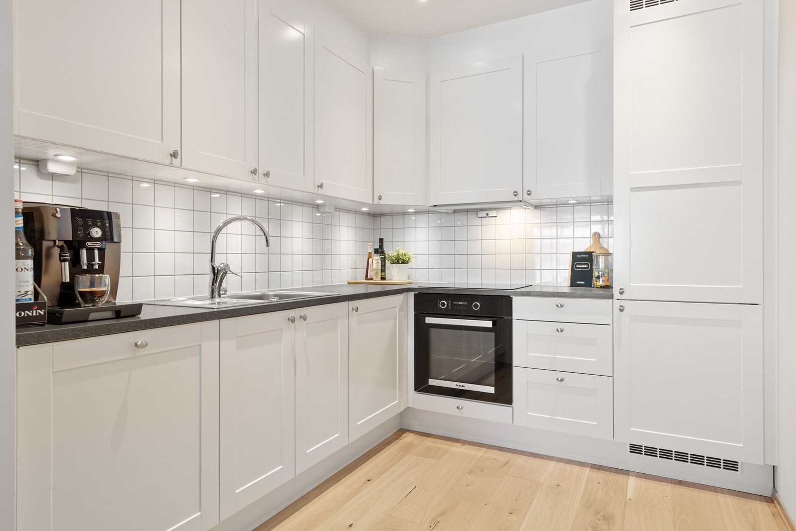 Kvalitetskjøkken fra Sigdal Kjøkken med integrerte hvitevarer som komfyr, induksjon platetopp, oppvaskmaskin og kjøl-/frys. Komfyren er ny fra desember 2023 med mulighet for wifi og appstyring fra Miele. Galleribilde