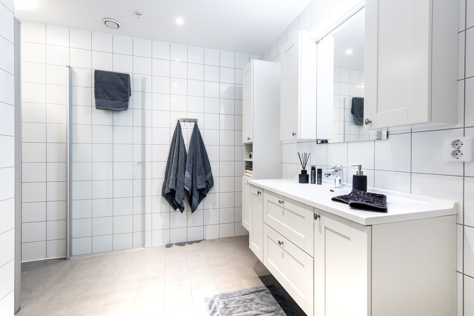 Badet er av god størrelse og inneholder servantinnredning med høyskap, dusjnisje med regnfallsdusj, vegghengt toalett og opplegg for vaskemaskin/tørketrommel. Galleribilde