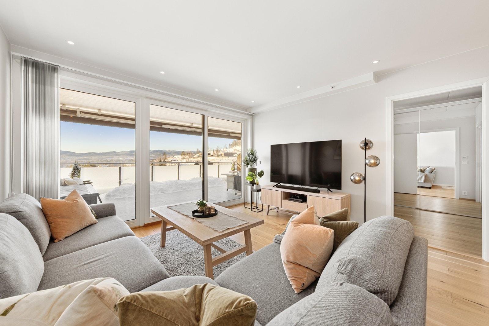 Fra stua er det utgang til en romslig dels takoverbygget terrasse på ca. 28 kvm. Galleribilde