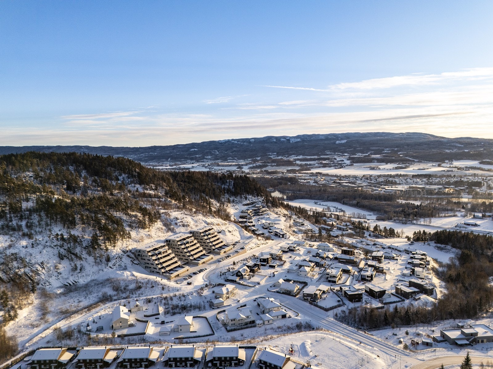 Fra leiligheten er det kort vei til bussholdeplass, togstasjon, dagligvarebutikk og diverse servicetilbud i Hokksund sentrum. Galleribilde