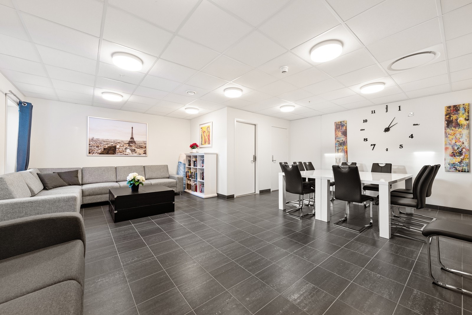 I forbindelse med inngangspartiet i 1.etg. er det et fellesrom som kan benyttes av alle beboere i blokka. Fellesrommet består av et romslig oppholdsrom med bord og stoler, samt sofa, eget toalettrom og en bod. Galleribilde