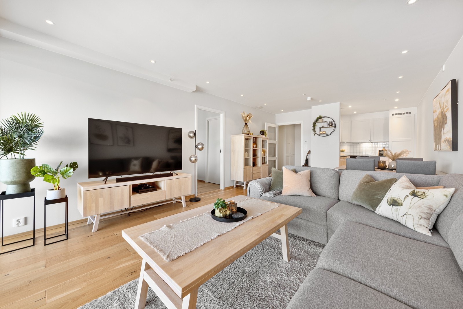 Leiligheten er gjennomgående utstyrt med downlights, med unntak av soverom og bod. Galleribilde