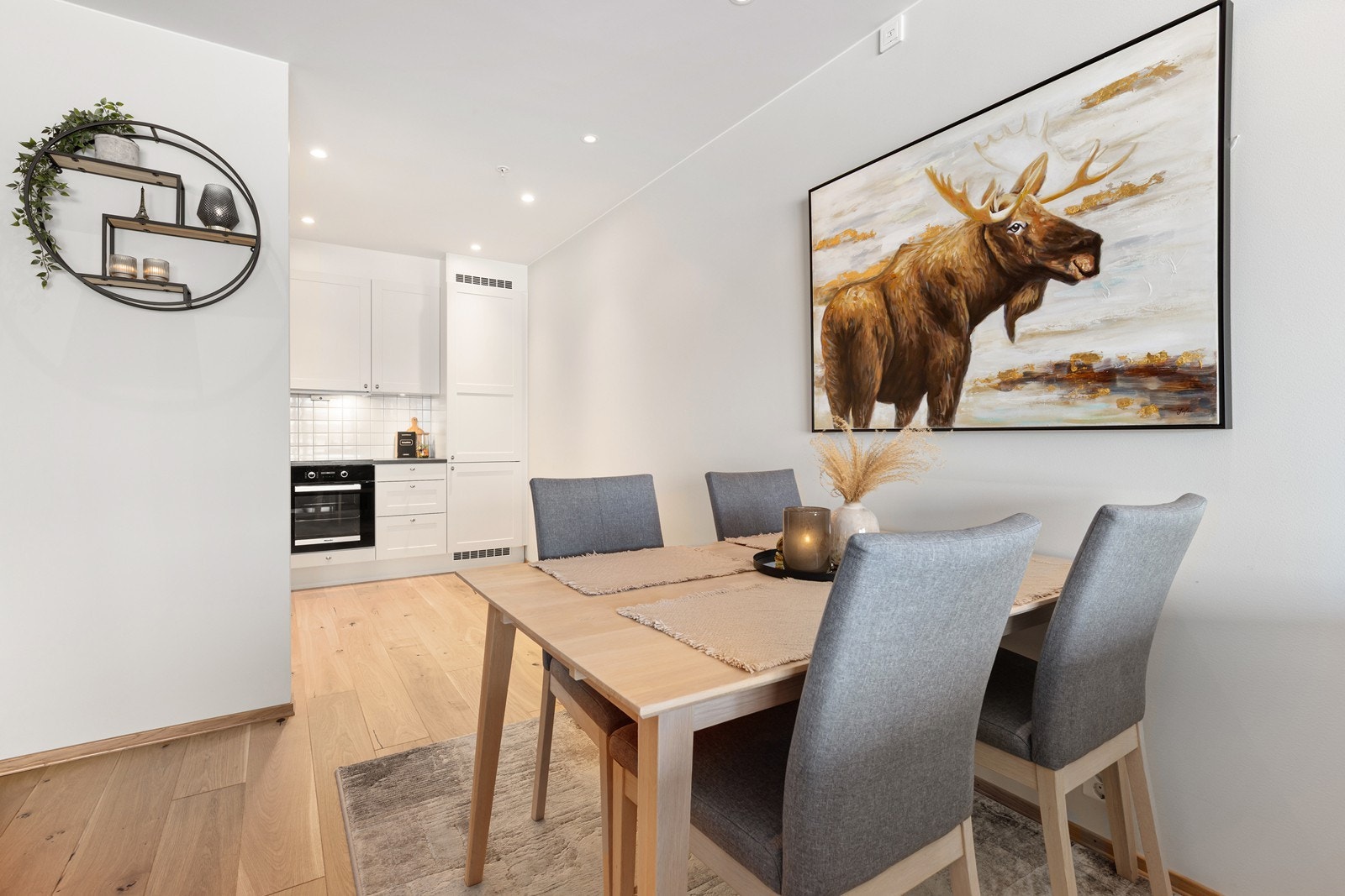 I tilknytning til kjøkkenet er det god plass til spisegruppe. Galleribilde