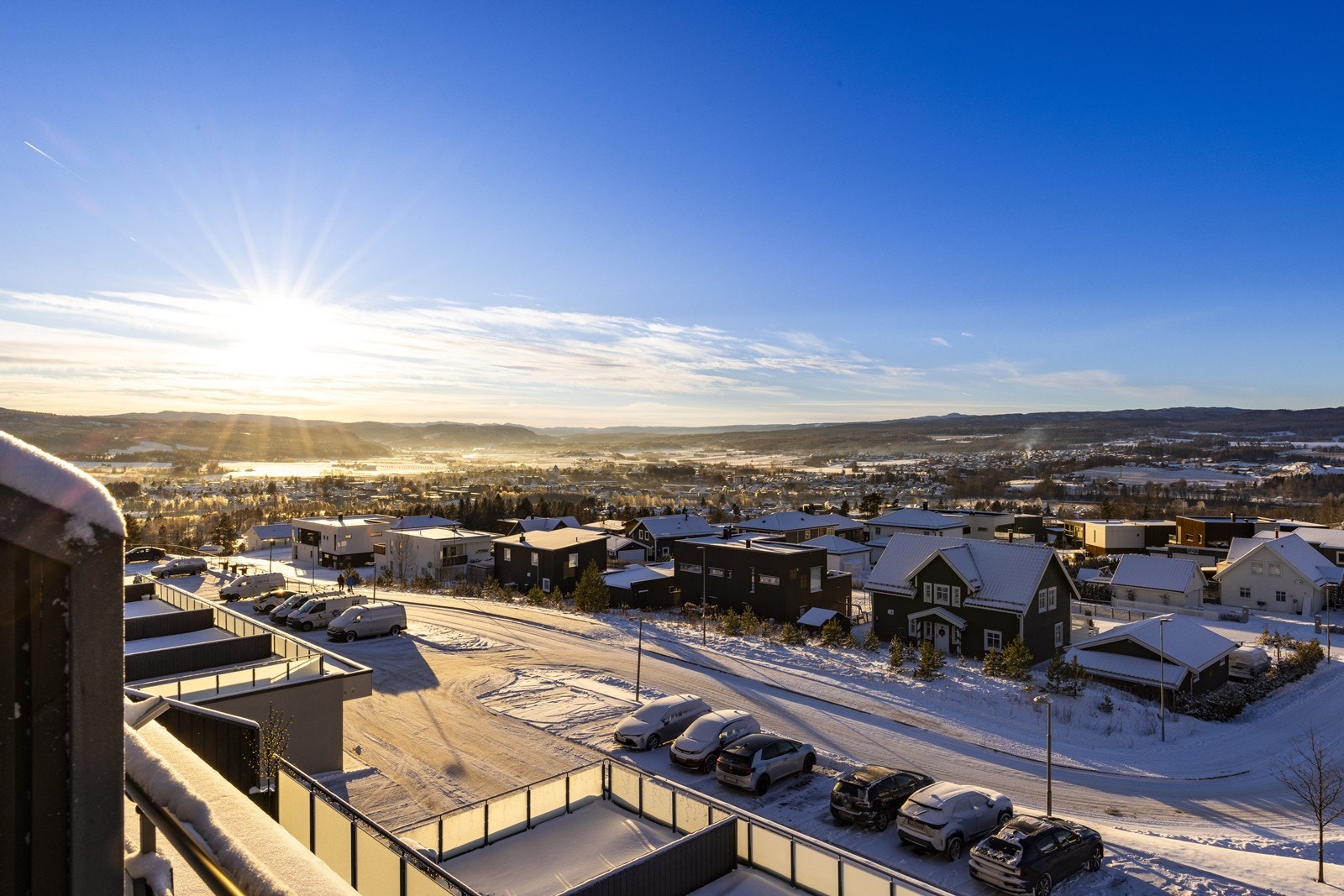 Fra leiligheten kan du se ut over hele Hokksund og skimte bl. annet Kongsberg skianlegg i det fjerne. Galleribilde