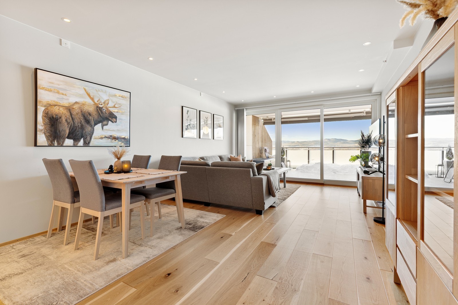 Stuen er romslig med god plass til både sofa- og spisegruppe. Galleribilde