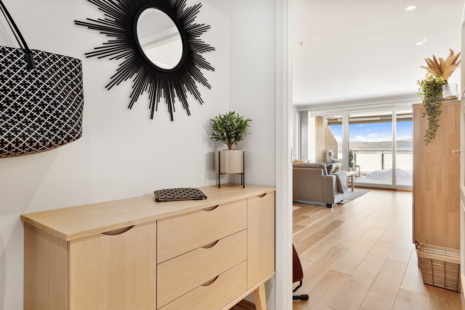 Det er vannbåren gulvvarme med separate termostater i entre, stue/kjøkken og soverom. Galleribilde