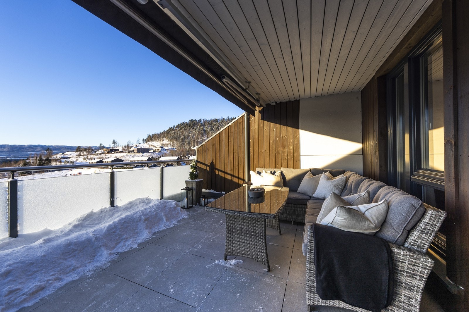 Terrassen er vestvendt med fantastisk utsikt og gode solforhold. Det er montert en elektrisk terrassemarkise på mål fra Kjells Markiser med sol- og vindsensor. Galleribilde